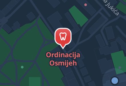 Ordinacija Osmijeh na tamnoj mapi sjedi.ba: isti pin i ime ispod njega