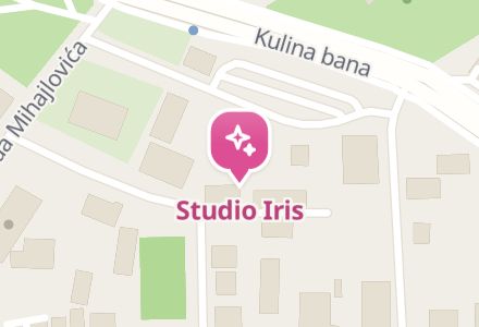 Studio Iris na svijetloj mapi sjedi.ba: pin i ime ispod njega