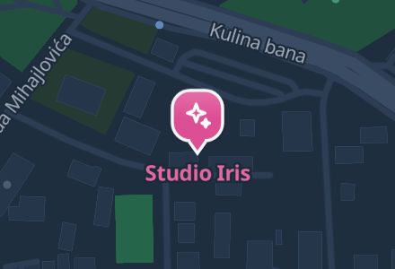 Studio Iris na tamnoj mapi sjedi.ba: isti pin i ime ispod njega